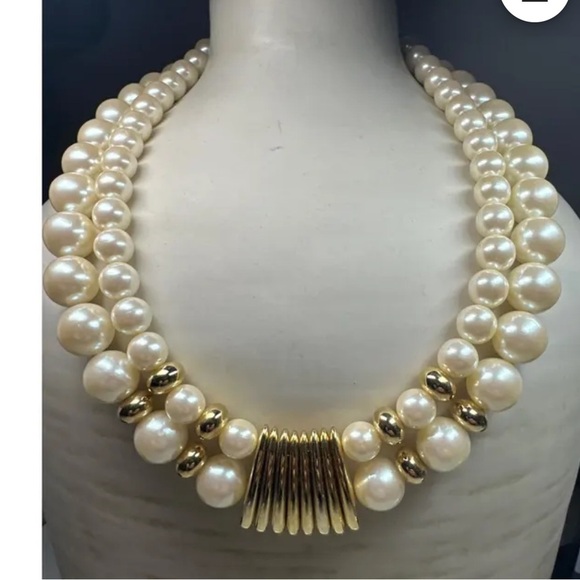 Jewelry - Classic Pearl and Gold Women's Necklace